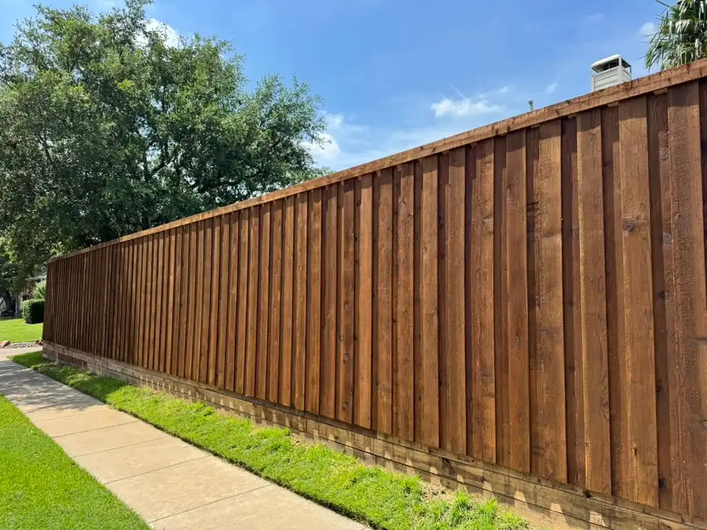 Board-on-board Western Red Cedar privacy fence by Kodiak Fence Company