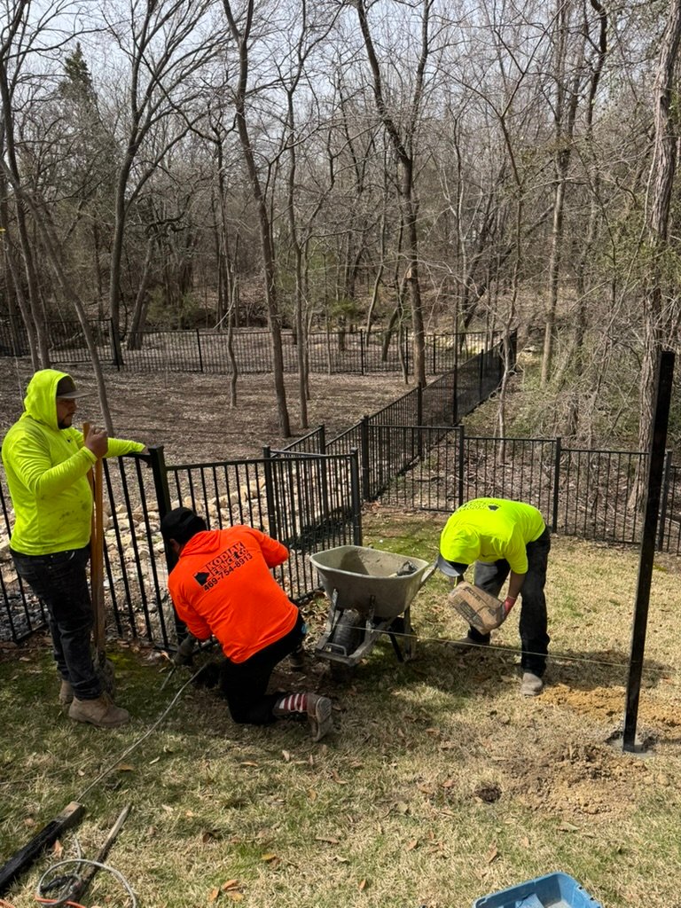 Professional fence installation crew in Frisco TX